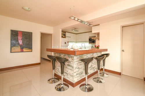 Excelente Apartamento De Tres Dormitorios Frente Al Mar - Punta Del Este- Ref: 2701