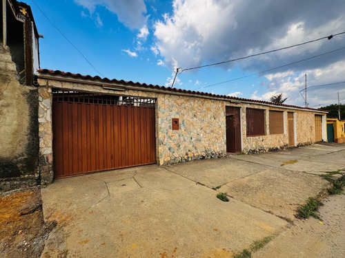 Rafael Gamarra Vende Excelente Casa En Ubicacion Estrategica, Ideal Para Comercio Y Vivienda. Cuenta Con 4 Dormitorios, 3 Baños, Estacionamiento Techado, Cocina, Comedor. Tanque De 10.000 Lts.