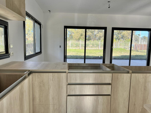 Imagen 12 de 30 de Moderna Casa A Estrenar Con Detalles De Categoria En Pilar Del Este, Barrio Santa Elena.
