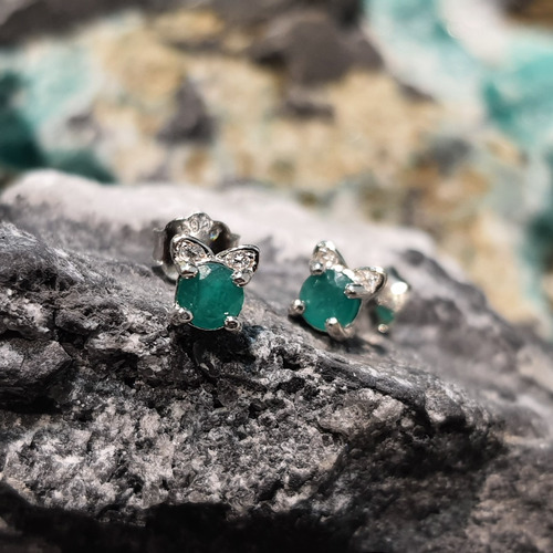 Aretes De Plata Con Esmeralda Con Rodio En Forma De Gato