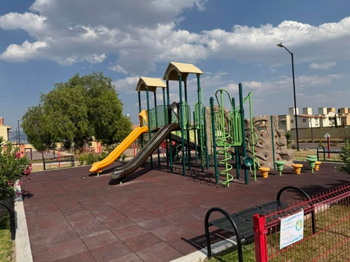 Casa Sola, Amplia ,en Renta, De 2 Niveles,de 2 Recamaras, 2 1/2 Baños, 2 Estacionamientos, Terraza Con Pérgola, Amenidades, Fraccionamiento Real Madeira Fase Iv, Pachuca De Soto, Hidalgo