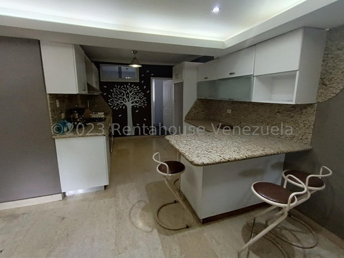 San Bernardino !! Amplia Y Hermosa Casa Totalmente Remodelada, Dividida En 3 Ambientes Independientes, 434 M2 Terreno, 555 M2 Const., 9 Hab., 8 Baños, 7 Pe, 3 Cocinas. Calle Cerrada Vigilancia 24/7 !!
