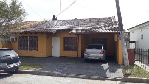 Chalet 5 Ambientes Con Cochera Y Jardin