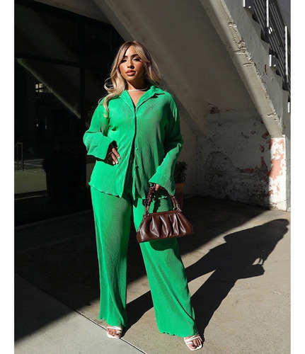 A Conjunto Urbano De Camisa De Manga Larga Y Pantalones