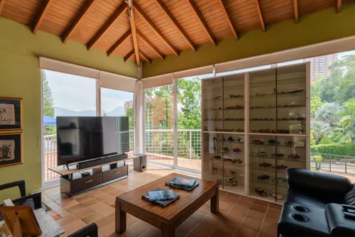 Casa En Venta En El Tesoro. Cod V11847
