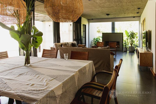 Imagen 11 de 30 de Casa De 208m2 Construidos Con Diseño Y Categoría - Barrio Guido - Bajas Expensas