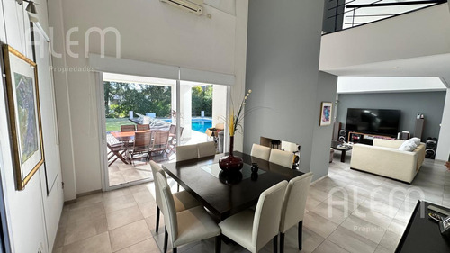 Casa En Venta En Malibu Canning