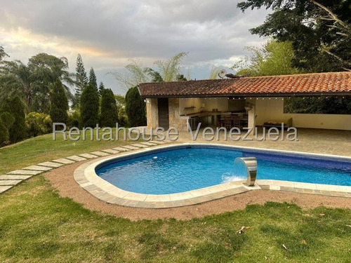 Casa En Venta En Alto Hatillo Remodelada Piscina Caracas Casas Angela Tochon