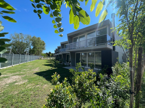 Townhouse En Alquiler En Luciérnagas 5 Ambientes