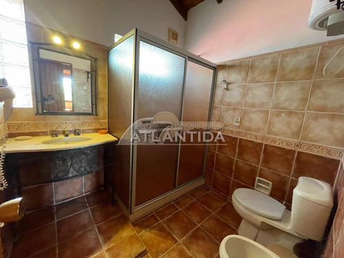 Hermosa Y Grande Casa A La Venta, Ubicada En Pinares Atlántida, 5 Dormitorios, 3 Baños, Frente Y Fondo. Inm Atlántida.