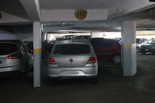 Imagen 2 de 8 de Venta De Cochera Cubierta En Once Seguridad 24hs