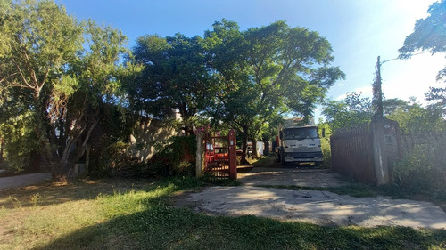 Lote Con Pequeña Construcción 