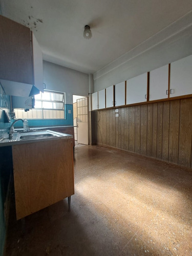 Tipo Casa 4 Amb Al Frente En Planta Baja Con Patio * A Mts De Avenidas*