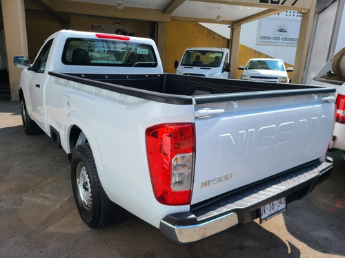 Imagen 7 de 10 de Nissan Np300 2017 2.5 Pick-up Dh Aa Pack Seg Mt