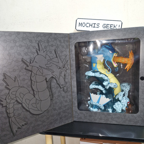 Gyarados Jazwares Select Deluxe Estatua Pokemon (Usado)