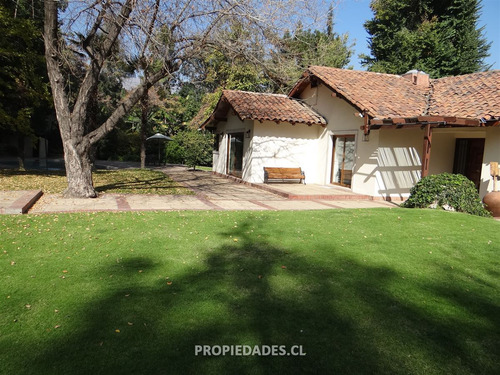 Casa En Venta De 4 Dorm. En Las Condes