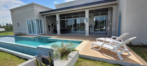 Vendo Casa Amoblada Con Piscina En El Barrio Cerrado Aguavista: 4 Habitaciones Y 5 Baños