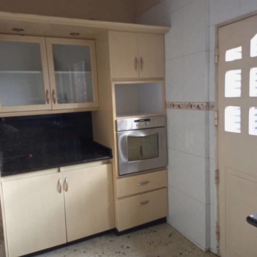 Imagen 15 de 28 de Casa Céntrica Calle Cerrada Sin Amoblar, Aire Acondicionado Central, Estilo Colonial En Alquiler Y/o Venta Trigal Norte (hg)
