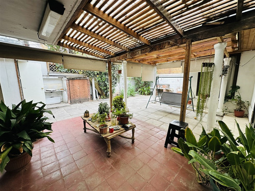 Casa En Venta De 5 Dorm. En Ñuñoa