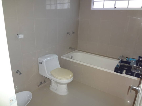 Imagen 12 de 15 de Casa En Venta En Los Guayabitos - Caracas 1730 Metros De Terreno. Negocible