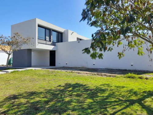 Casa De Diseño - Lote En Esquina -3 Dorm - San Matías Área 4