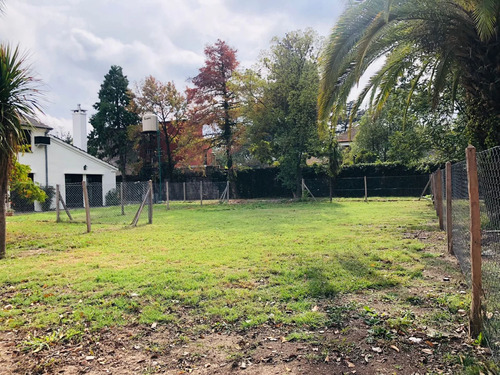 Venta Terreno, Barrio Con Portón, Bella Vista. 