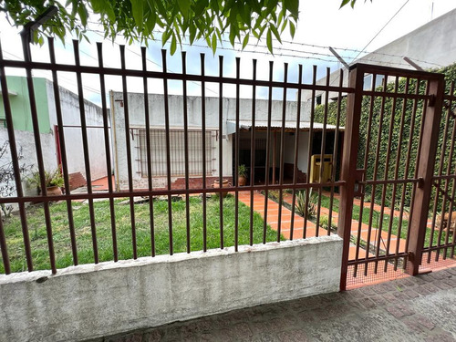 Casa 3 Ambientes Con Amplio Fondo En Venta- Ituzaingó Sur