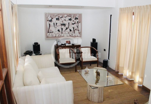 Casa En Venta De 5 Dorm. En Las Condes