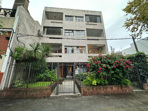 Zona Punta Carretas Próximo A Golf Y Shopping; A Una Cuadra De Bulevar Artigas;  Edificio De 3 Plantas Sin Ascensor. Primer Piso Reciclado Amplia Terraza, Cocina Y Lavadero;2 Dormitorios, Gran Terraza