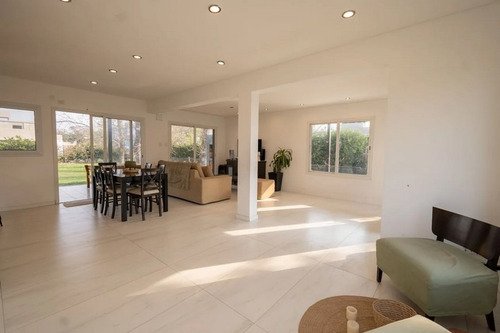 Casa De 4 Dormitorios En Venta - Aires Del Llano
