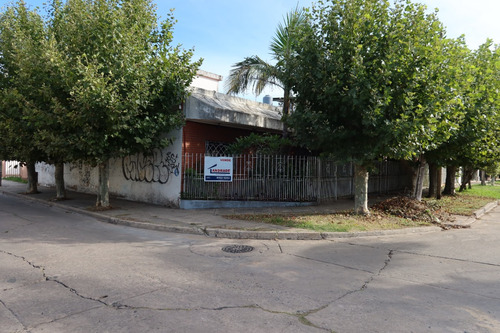 Casa En Esquina En Bella Vista A Metros De La Estacion Para Refacccionar