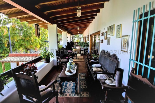 Tg Casa Colonial En Venta En Cumbres De Curumo, En Calle Cerrada Con Vista Al Ávila 24-11853 Ys