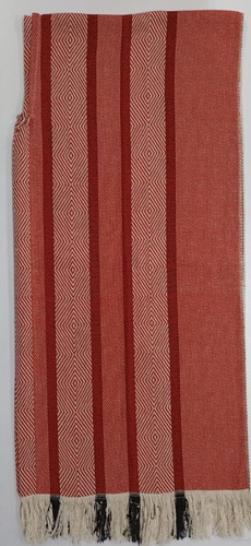 Imagen 2 de 4 de Poncho Artesanal Rombos Rojo