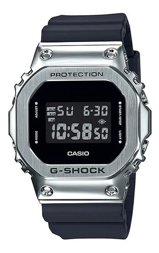 Reloj pulsera Casio G-Shock GM-5600 de cuerpo color plata, digital, para hombre, fondo negro y gris, con correa de resina color negro, dial gris, minutero/segundero gris, bisel color plata y negro, luz azul verde y hebilla simple