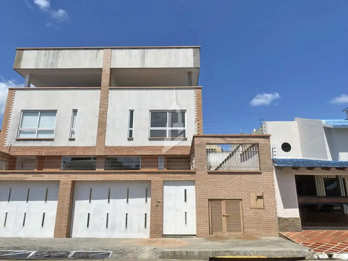 Casa De 5 Niveles Con Ascensor, Obra Limpia, En La Urbanización Arivana