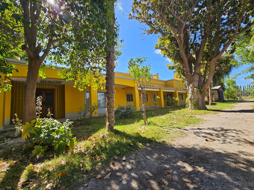 Casa 5 Dorm.  Calle Chocón 3000, Neuquén Capital