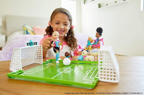 Imagen 7 de 7 de Barbie Dreamhouse Adventures Chelsea Futbolista Con Perritos