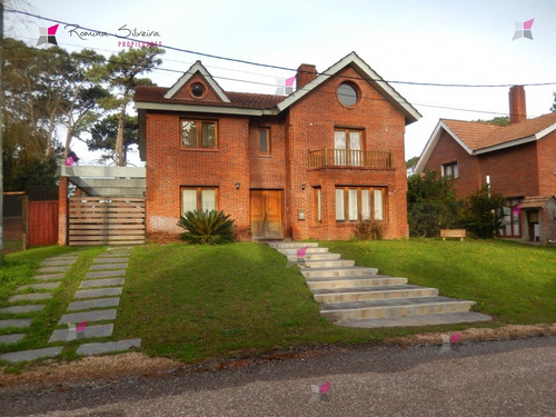 Casa En Venta En La Zona De Lugano- Ref: 9724