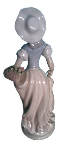 Porcelana Tengra Spain, Dama Antañona Con Flores 30,5 Cmtrs (Usado)