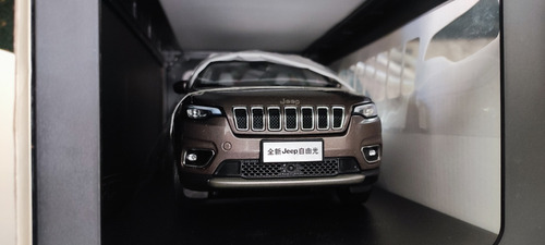 Jeep Cherokee 1/18 