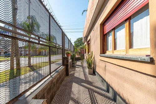 Venta Casa 4 Ambientes Con Terraza Propia, Wilde.