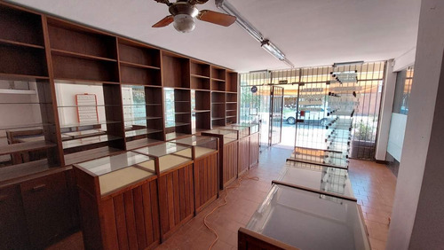 Imagen 2 de 6 de Local Comercial Completamente Amoblado En Zona Norte