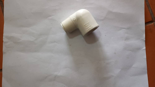 Codo De Tubería Pvc A 90° Con Rosca Macho Usado (Usado)