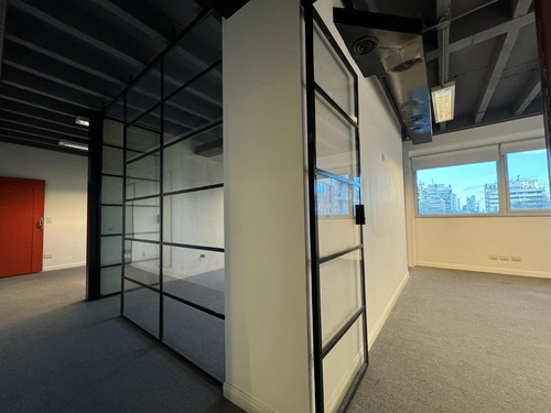 Alquiler: Oficina 3 Ambientes Con Cochera - Edificio Corporativo - Super Luminosa