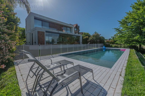 Excelente Casa, Sobre Lote  Al Golf En Venta  En San Isidro Labrador