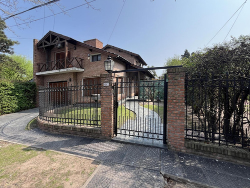 Casa De 3 Dormitorios Con Gran Jardín Y Pileta En Fisherton