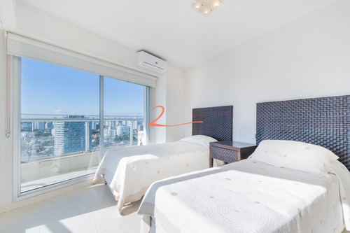 Venta De Apartamento Piso Alto A Pasos De Playa Mansa, Tres Dormitorios Más Servicio- Ref: 5332