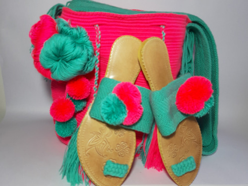 Mochila Wayuu Con Flores Y Pompones Mas Sandalias