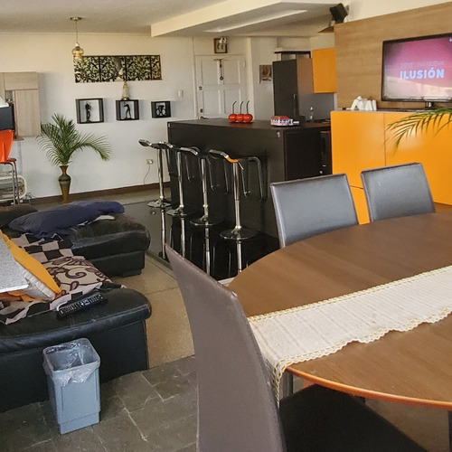 Imagen 1 de 5 de Apartamento Con Todo Incluido, Electrodoméstico, Mobiliario, Equipos Y Accesorios. Tiene 2 Habitaciones Y 2 Baños. Amplia Terraza Con Parrillero, Cocina Equipada Y Mesa Comedor Para 10 Personas.