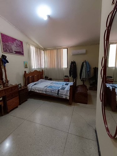 En Venta Casa De Dos Plantas (amoblada), Ubicada En Urbanización Lomas Del Este, Valencia Estado Carabobo - Venezuela / Emer.
